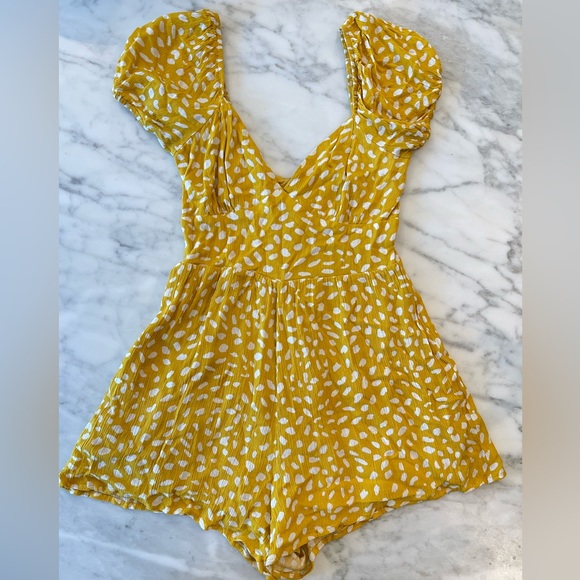 EUC (xs) Lulu’s Yellow Polkadot Romper - Picture 2 of 5